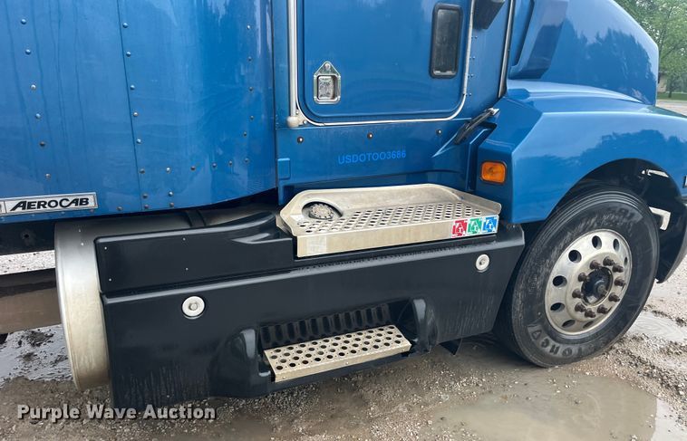 image for item LD9520 2005 Kenworth T600 semi truck