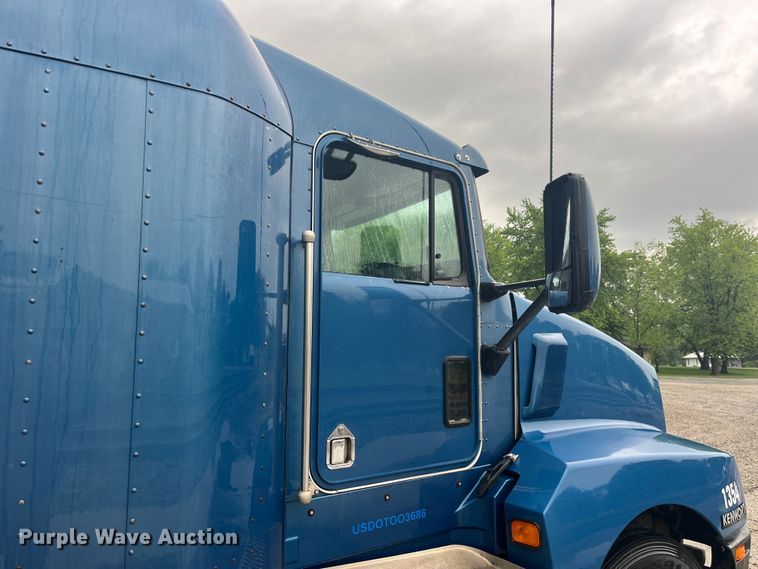 image for item LD9520 2005 Kenworth T600 semi truck