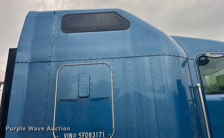 image for item LD9520 2005 Kenworth T600 semi truck