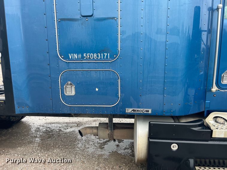 image for item LD9520 2005 Kenworth T600 semi truck