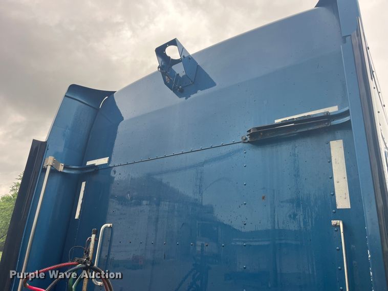 image for item LD9520 2005 Kenworth T600 semi truck