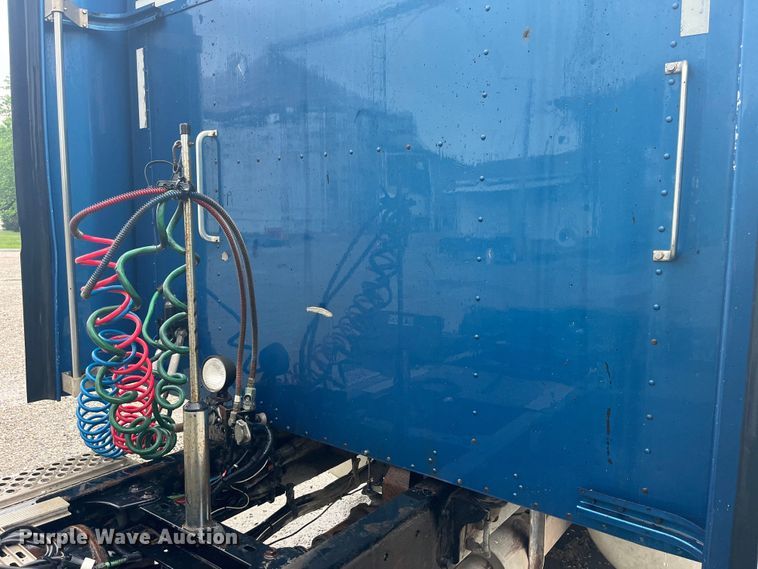 image for item LD9520 2005 Kenworth T600 semi truck