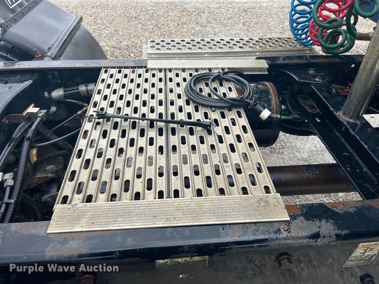 image for item LD9520 2005 Kenworth T600 semi truck