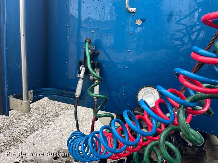 image for item LD9520 2005 Kenworth T600 semi truck