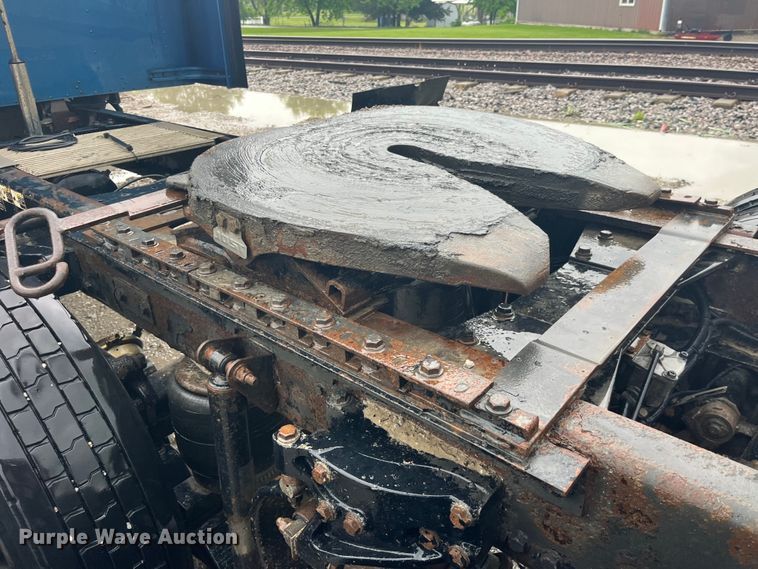 image for item LD9520 2005 Kenworth T600 semi truck