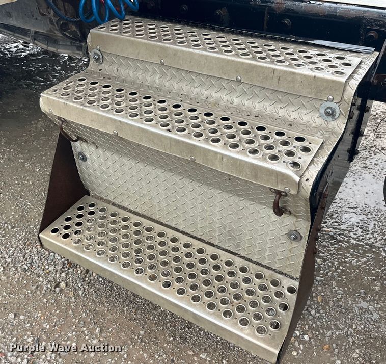 image for item LD9520 2005 Kenworth T600 semi truck