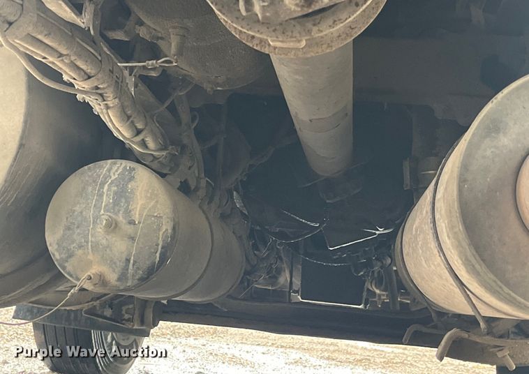 image for item LD9520 2005 Kenworth T600 semi truck