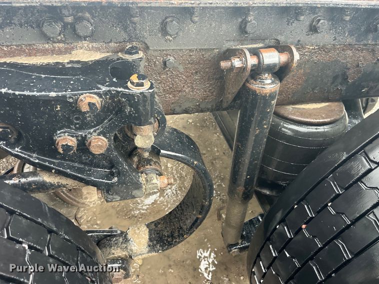 image for item LD9520 2005 Kenworth T600 semi truck