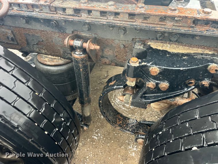 image for item LD9520 2005 Kenworth T600 semi truck