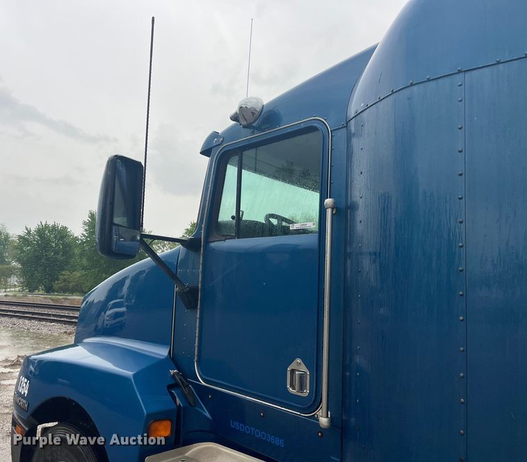 image for item LD9520 2005 Kenworth T600 semi truck