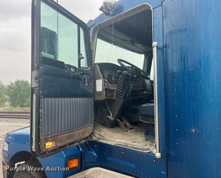 image for item LD9520 2005 Kenworth T600 semi truck