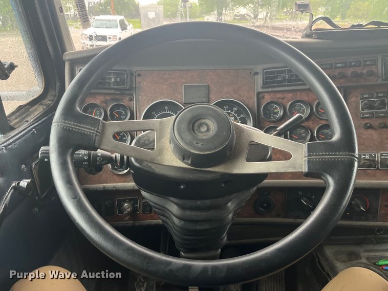 image for item LD9520 2005 Kenworth T600 semi truck