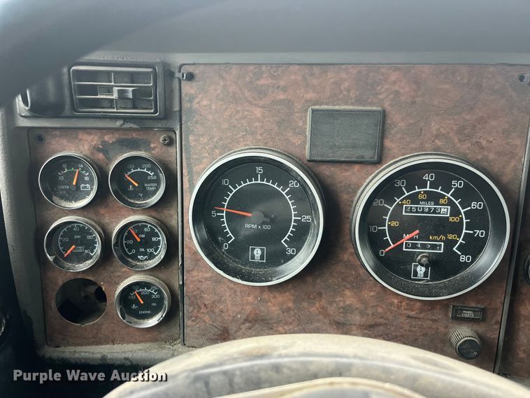 image for item LD9520 2005 Kenworth T600 semi truck