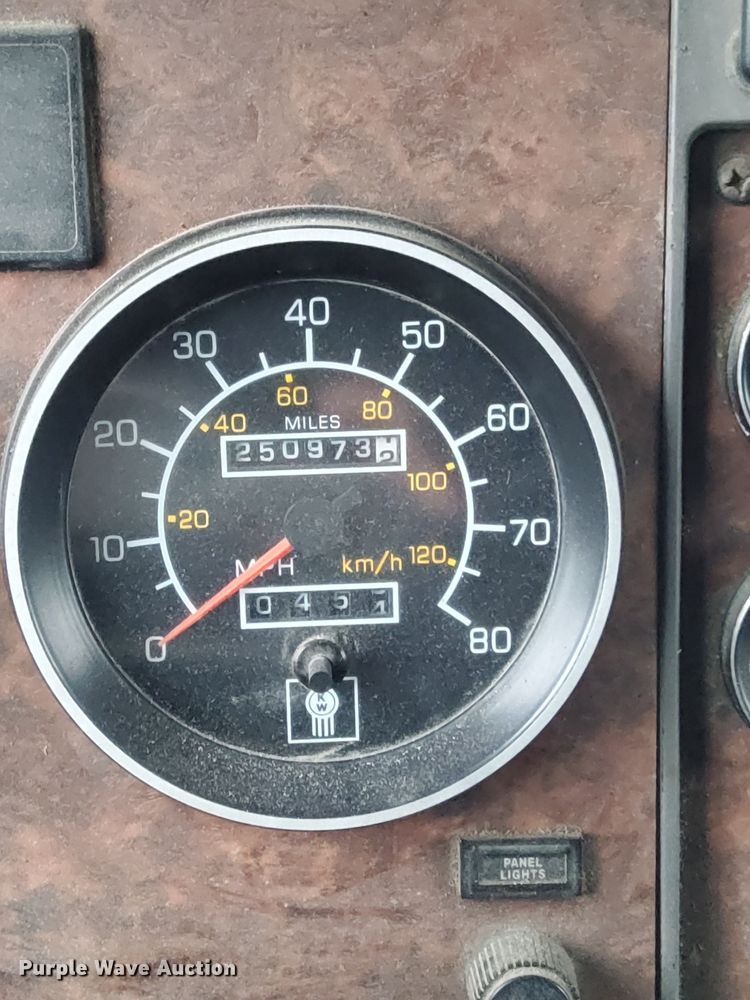 image for item LD9520 2005 Kenworth T600 semi truck