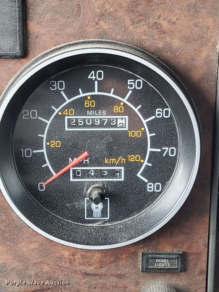 image for item LD9520 2005 Kenworth T600 semi truck