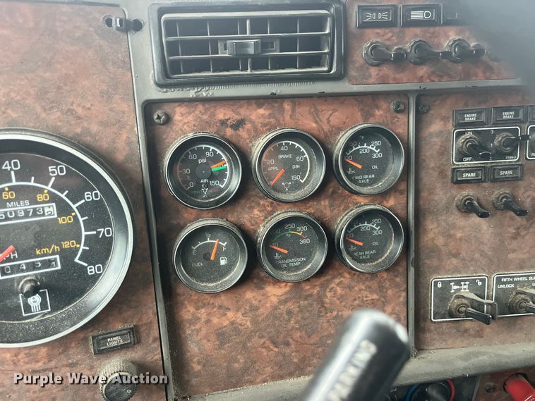 image for item LD9520 2005 Kenworth T600 semi truck