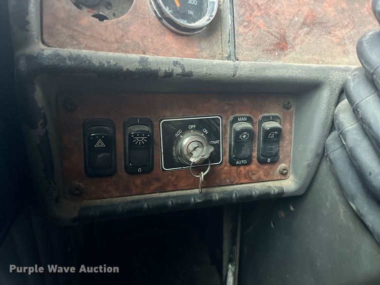 image for item LD9520 2005 Kenworth T600 semi truck