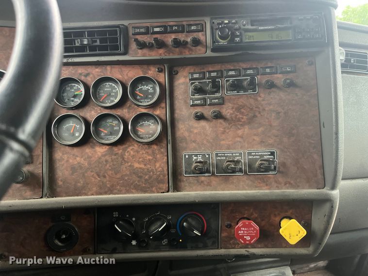 image for item LD9520 2005 Kenworth T600 semi truck