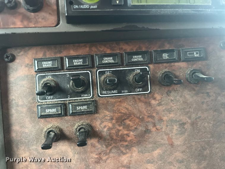 image for item LD9520 2005 Kenworth T600 semi truck