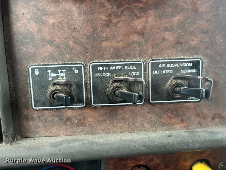 image for item LD9520 2005 Kenworth T600 semi truck