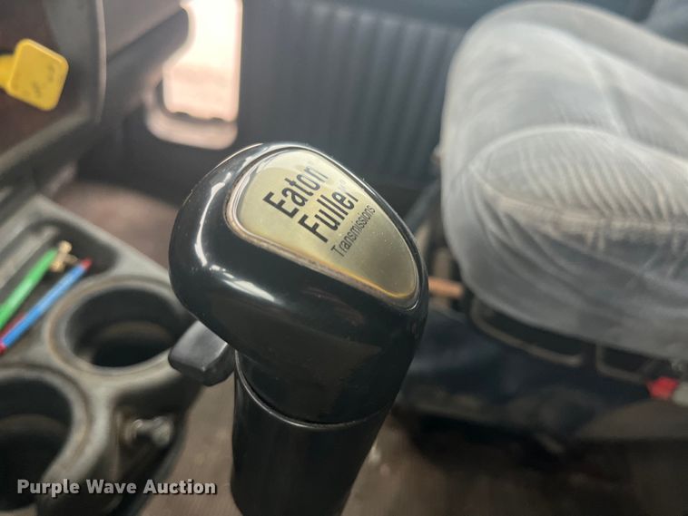 image for item LD9520 2005 Kenworth T600 semi truck