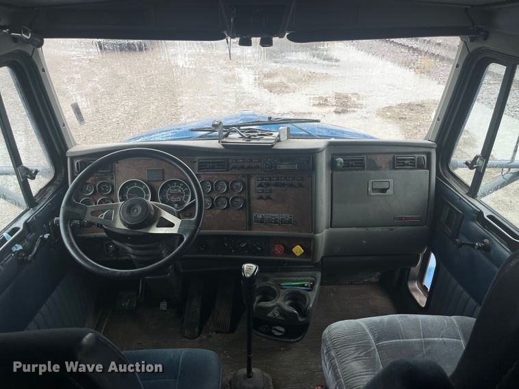 image for item LD9520 2005 Kenworth T600 semi truck