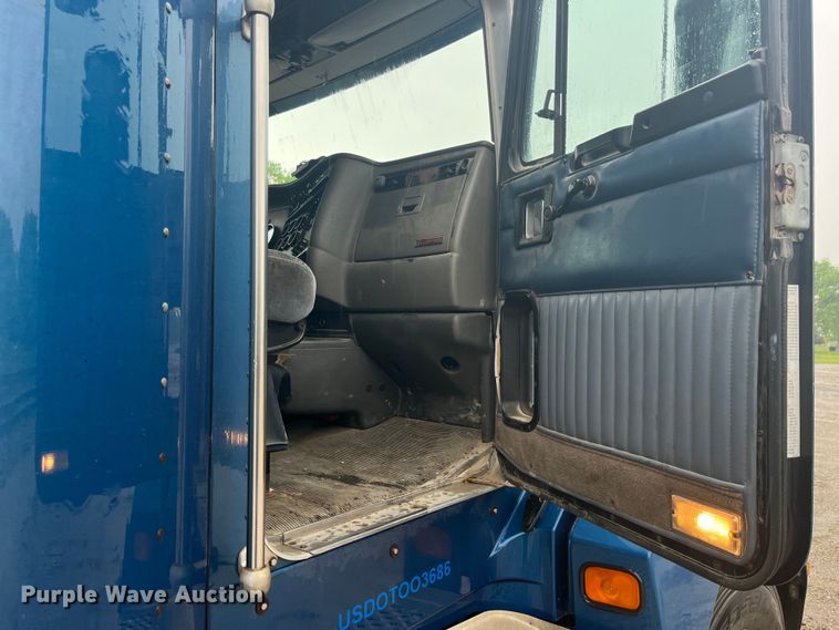 image for item LD9520 2005 Kenworth T600 semi truck