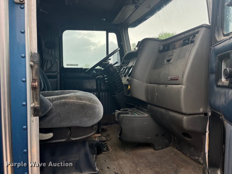 image for item LD9520 2005 Kenworth T600 semi truck