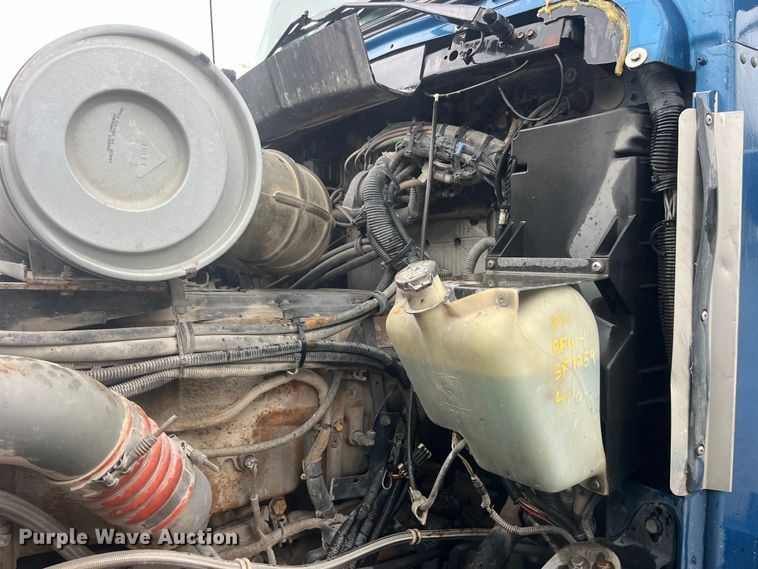 image for item LD9520 2005 Kenworth T600 semi truck