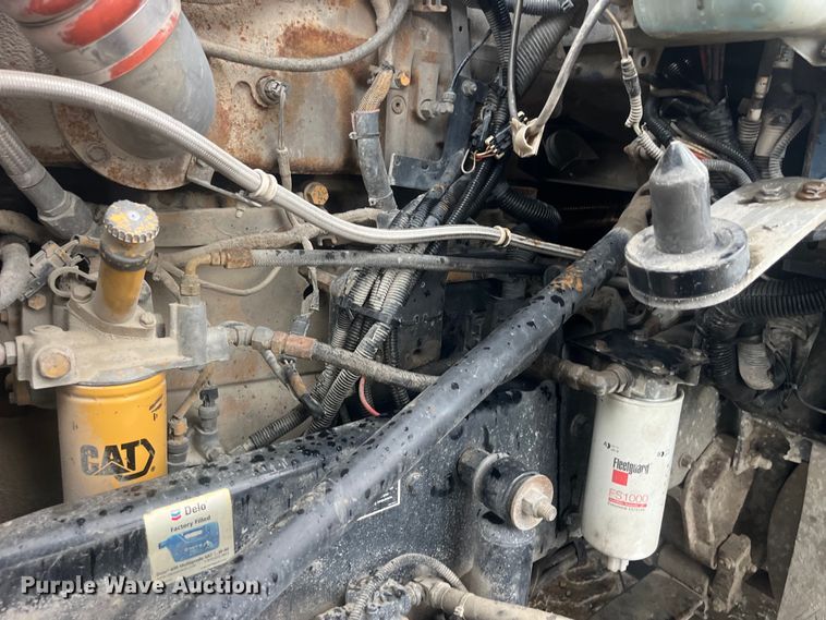 image for item LD9520 2005 Kenworth T600 semi truck