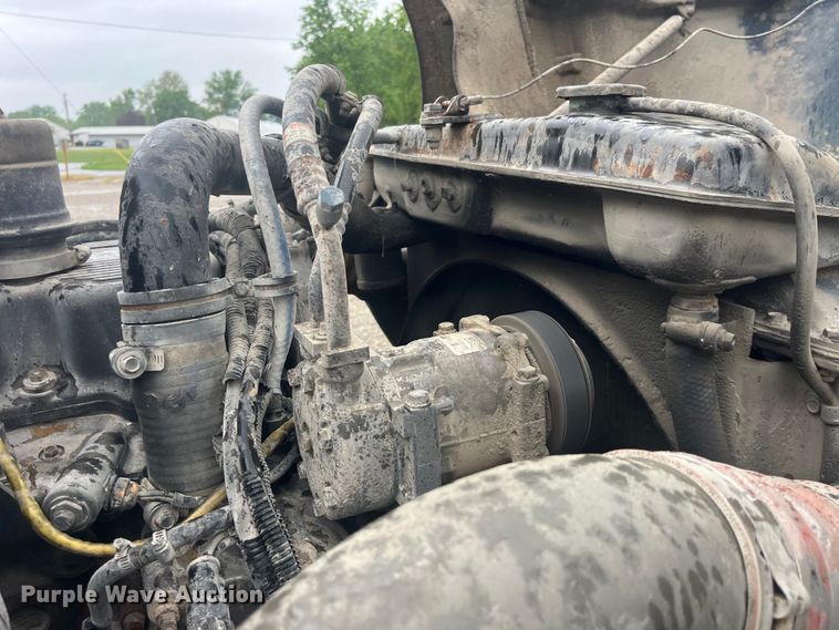 image for item LD9520 2005 Kenworth T600 semi truck