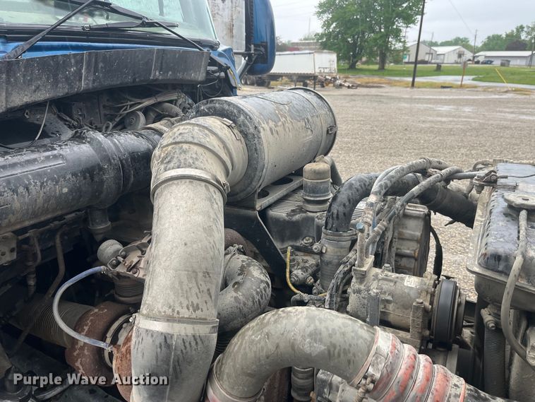 image for item LD9520 2005 Kenworth T600 semi truck