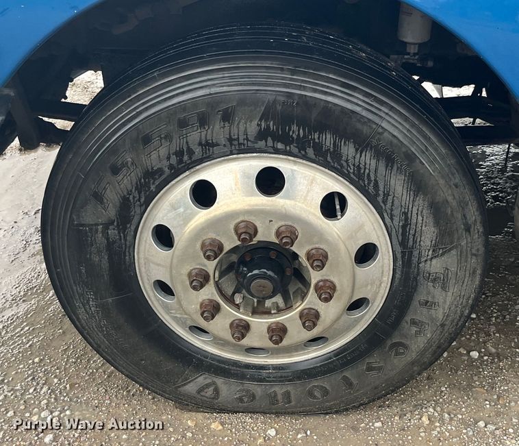 image for item LD9520 2005 Kenworth T600 semi truck