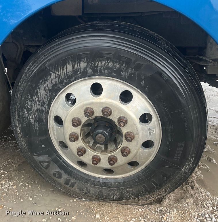 image for item LD9520 2005 Kenworth T600 semi truck