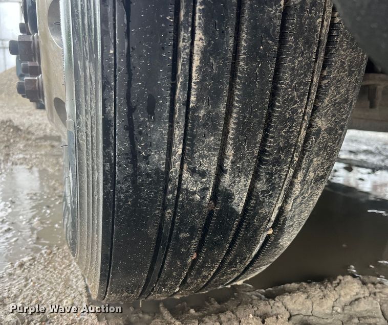 image for item LD9520 2005 Kenworth T600 semi truck