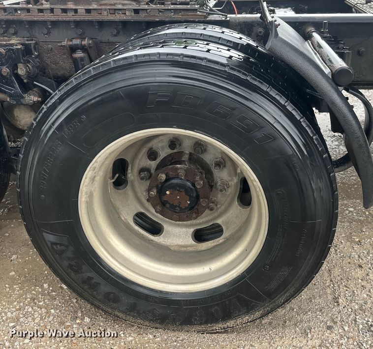 image for item LD9520 2005 Kenworth T600 semi truck