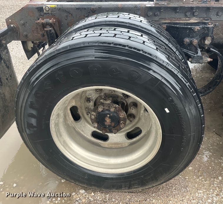 image for item LD9520 2005 Kenworth T600 semi truck