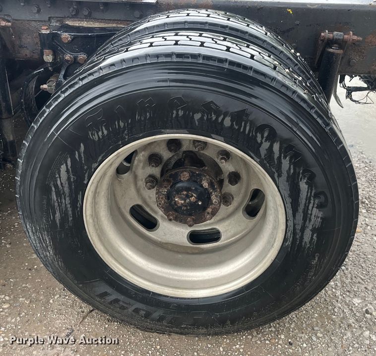 image for item LD9520 2005 Kenworth T600 semi truck