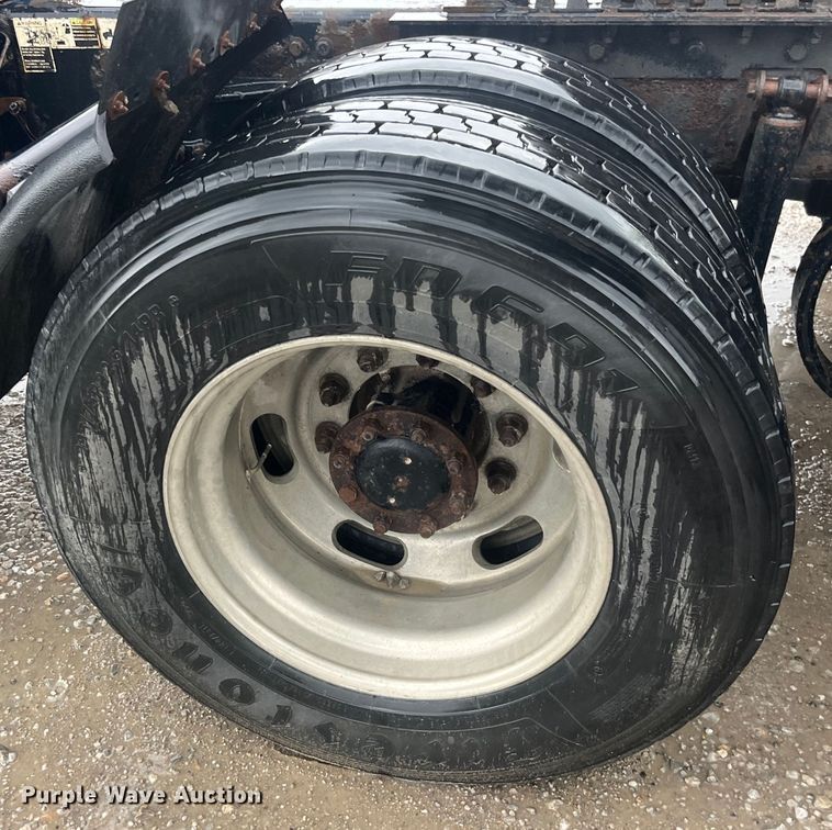 image for item LD9520 2005 Kenworth T600 semi truck