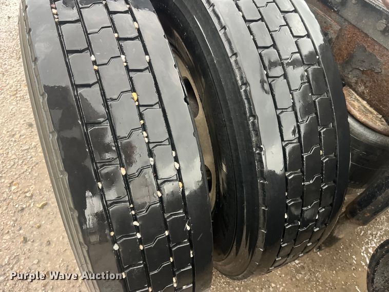 image for item LD9520 2005 Kenworth T600 semi truck