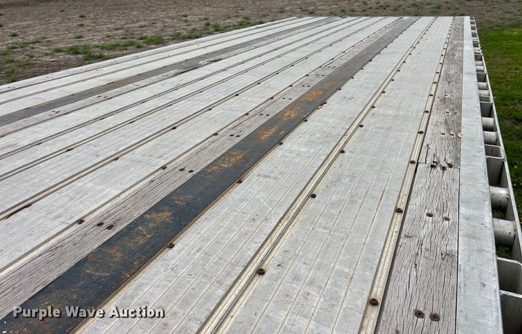 image for item LD9521 2016 Transcraft flatbed trailer