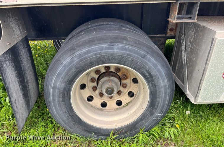 image for item LD9521 2016 Transcraft flatbed trailer