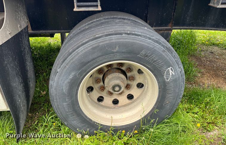 image for item LD9521 2016 Transcraft flatbed trailer