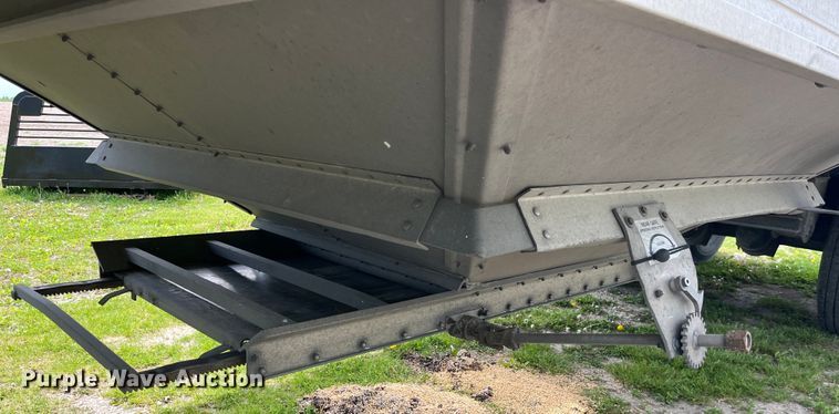 image for item LD9524 2018 Stoughton AHV-421T-AR-S grain trailer