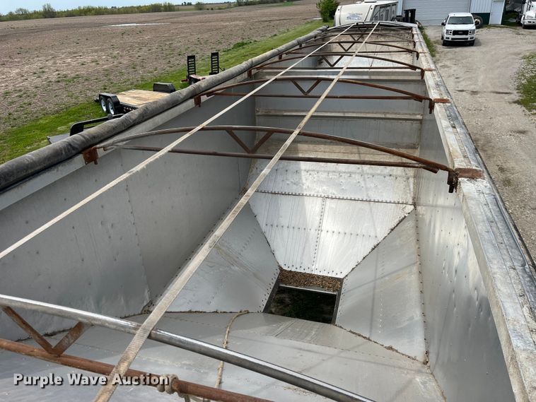 image for item LD9524 2018 Stoughton AHV-421T-AR-S grain trailer