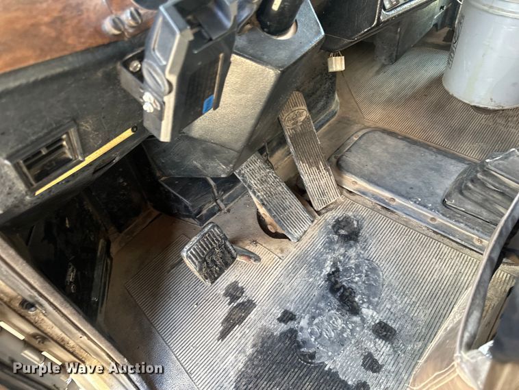 image for item LR9310 1996 Peterbilt  357 dump truck