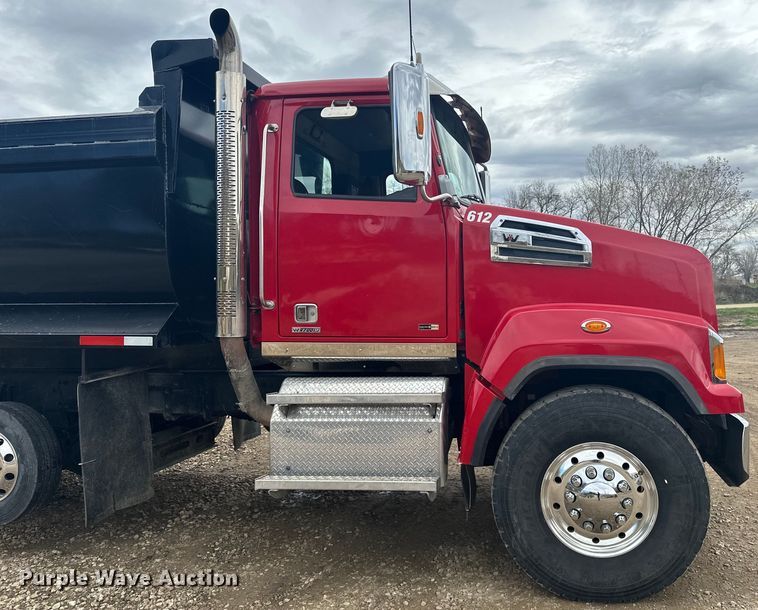 image for item LR9315 2015 Western Star 4700SF dump truck