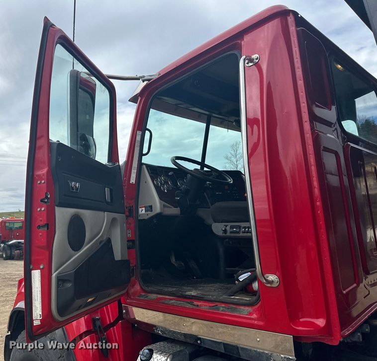 image for item LR9315 2015 Western Star 4700SF dump truck