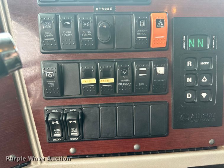 image for item LR9315 2015 Western Star 4700SF dump truck