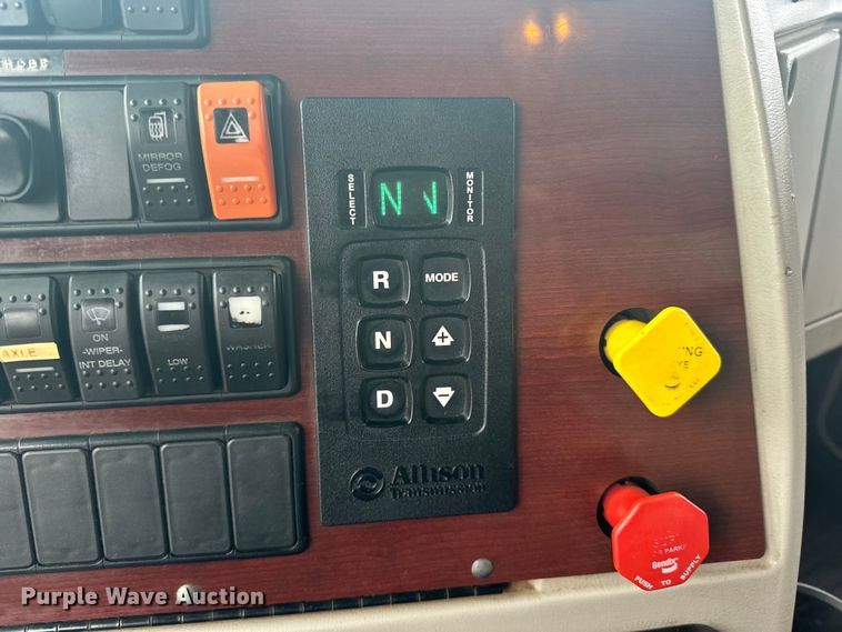 image for item LR9315 2015 Western Star 4700SF dump truck